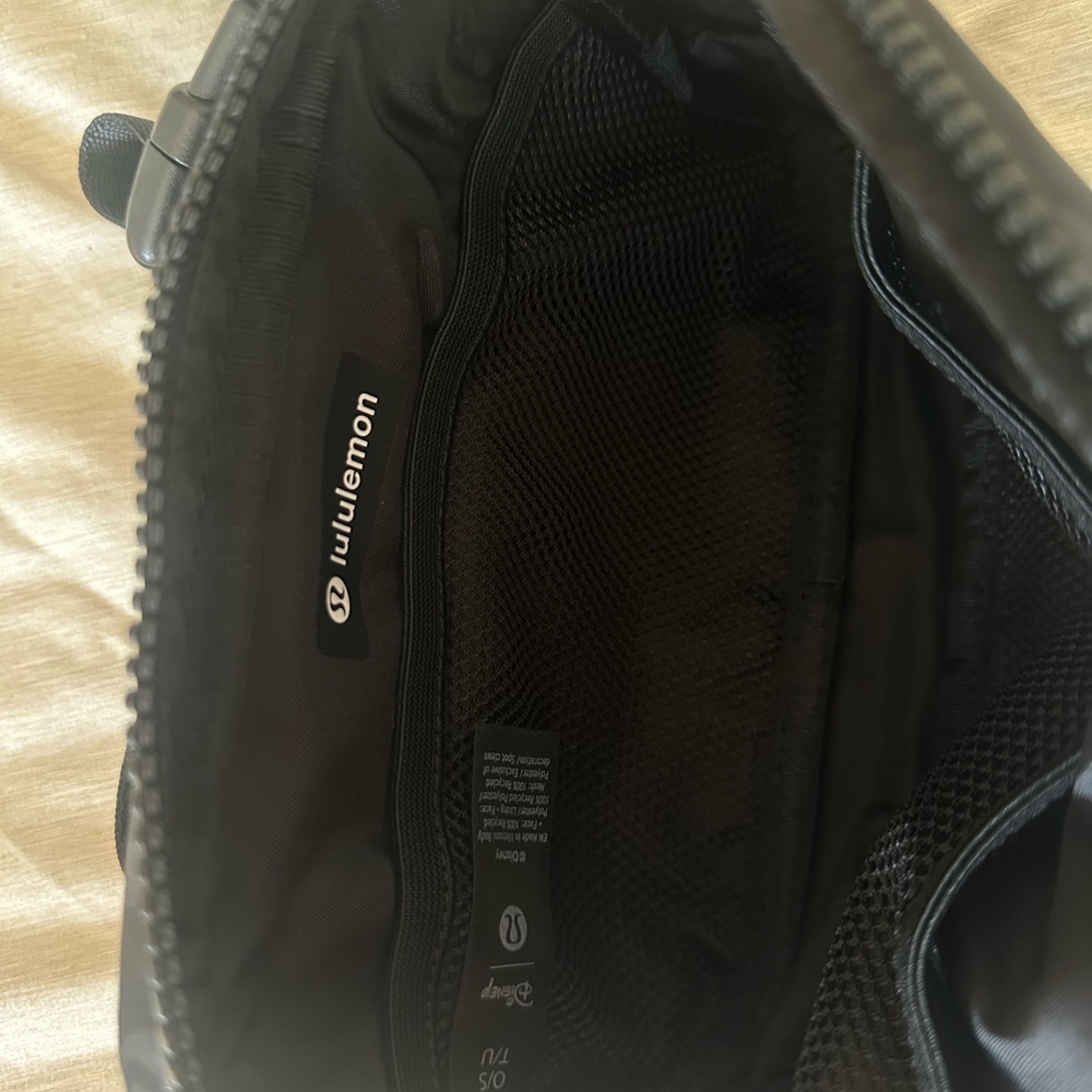 lululemon athletica Disney NWT Belt Bag black and grey - Picture 6 of 6